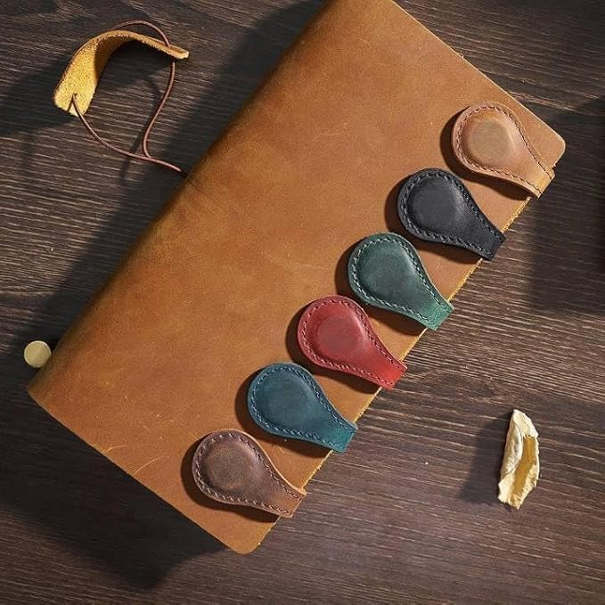 Personalized Magnetic Leather Bookmark, 26 Letters Custom Leather Bookmarks, Handmade, Leather Magnetic Bookmark for Book Lovers Readers Women Kid(Purple，V）