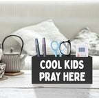 Exqcom Christian Pen Pencil Crayon Holder for Kids Boys, Cool Kids Pray Here Bible Verse Pencil Pen Holder Organizer for Toddler Boys Room Bedroom Desk Accessories,Room Bedroom Decor