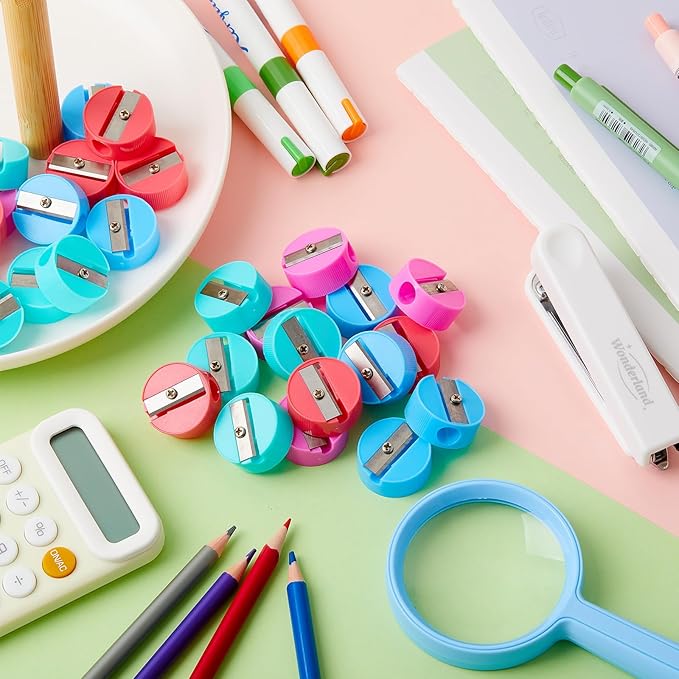 Fainne 800 Pcs Pencil Sharpeners Bulk for Kids Colorful Manual Pencil Sharpeners Compact Portable Handheld Crayon Back to School Supplies for Kids Students Home Office Classroom Prizes(Bright Color)